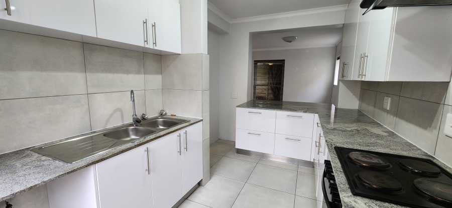 To Let 4 Bedroom Property for Rent in Bloubergrant Western Cape